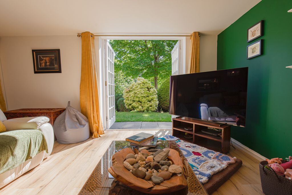 Property photo 3 of 26 Livingroom-Squarewithpatio