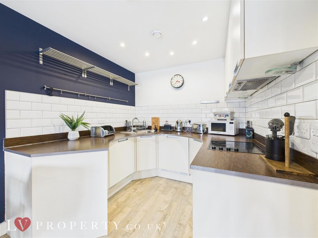 Property photo 3 of 7 Cam05016G0-Pr0067-St