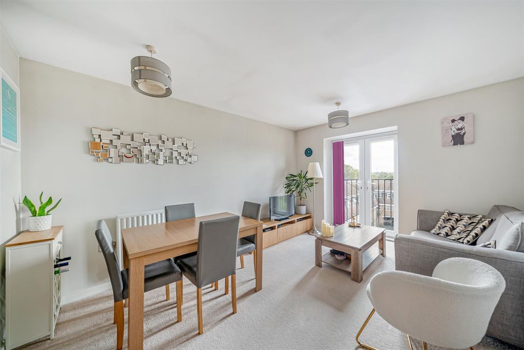 Property photo 1 of 12 Green Lane Sm4