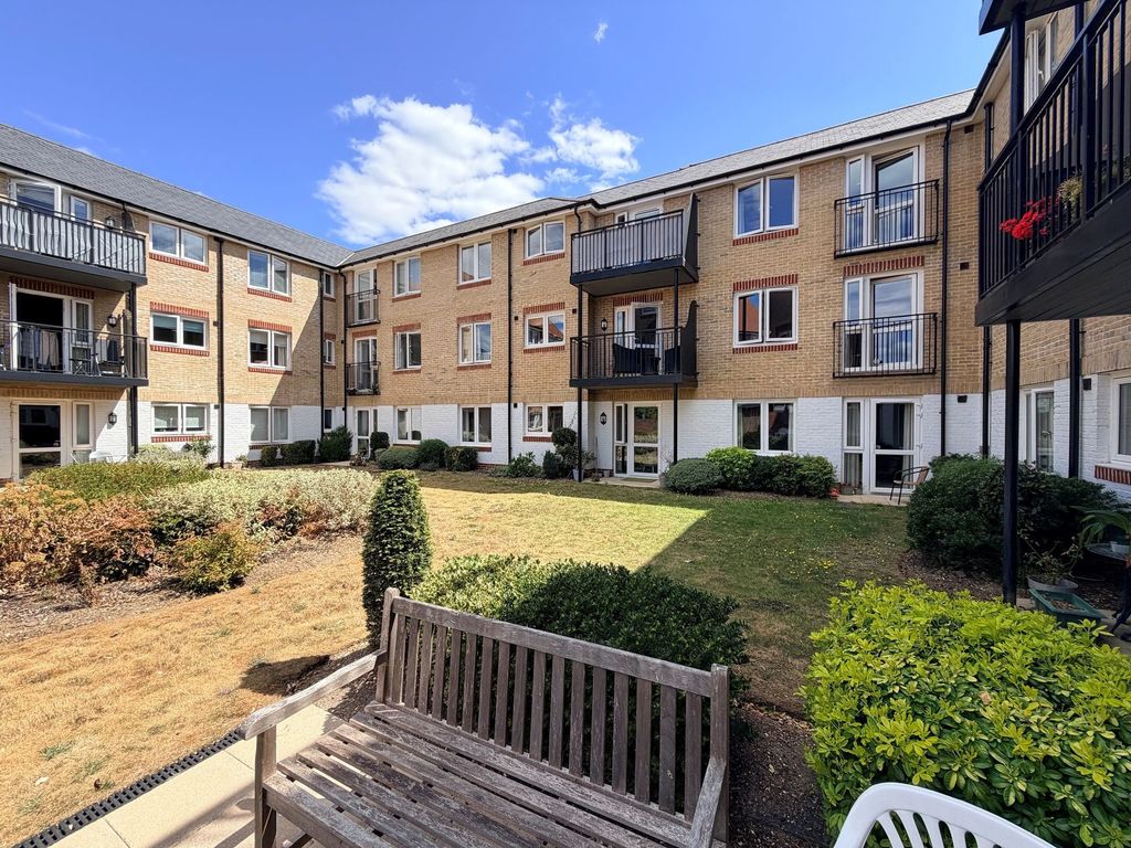 Property photo 1 of 9 Communal Gardens