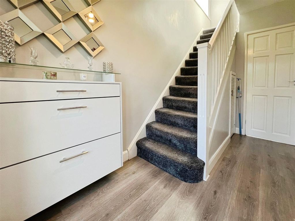 Property photo 2 of 28 Entrance Hall