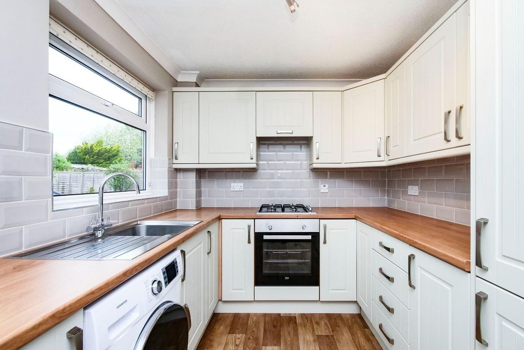 Property photo 3 of 10 Kitchen