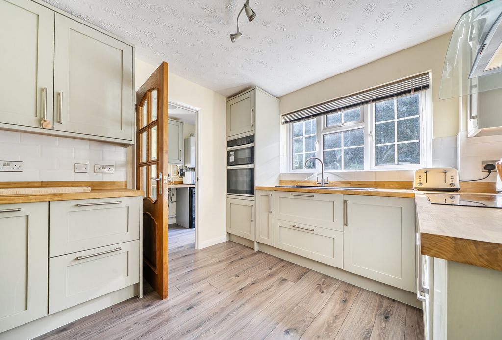 Property photo 3 of 18 Kitchen