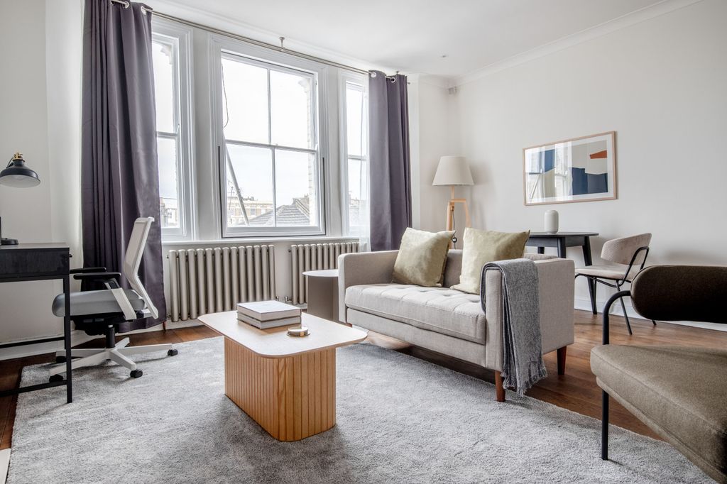 Property photo 1 of 20 Living Room