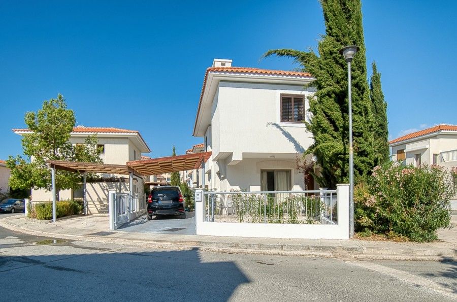 Property photo 1 of 32