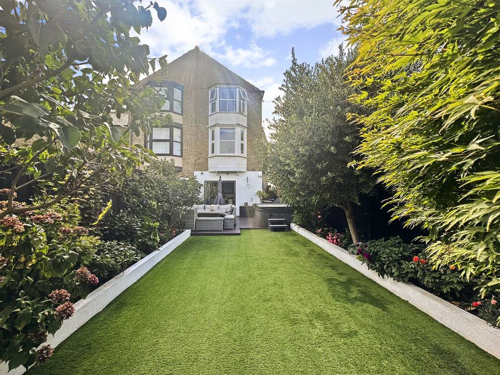 Property photo 2 of 31