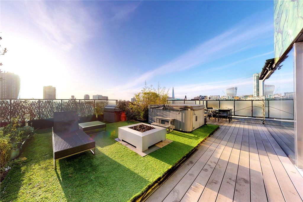 Property photo 3 of 32 Terrace