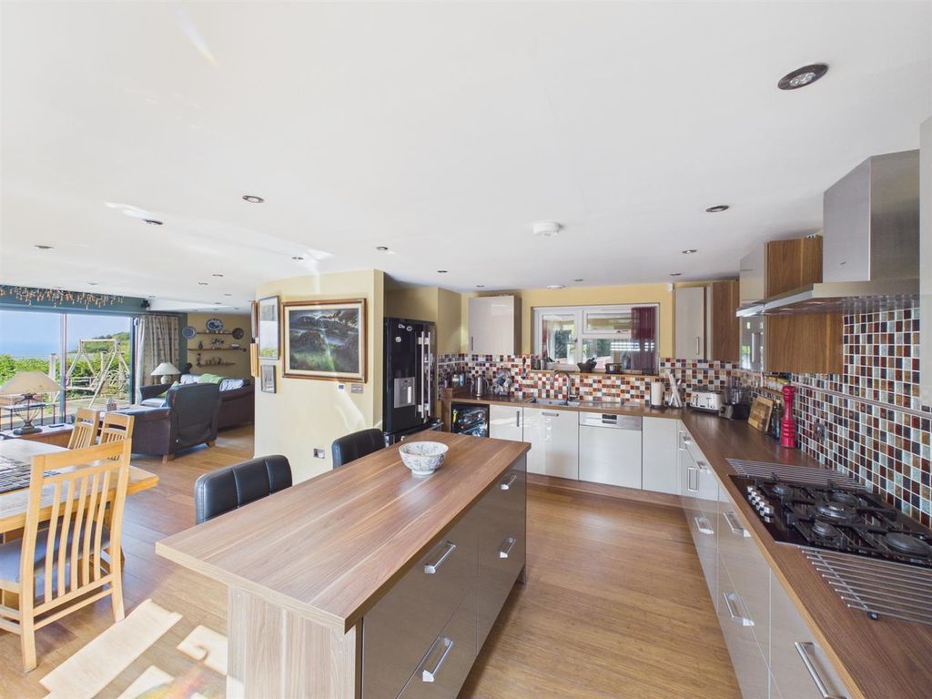 Property photo 3 of 18 Kitchen
