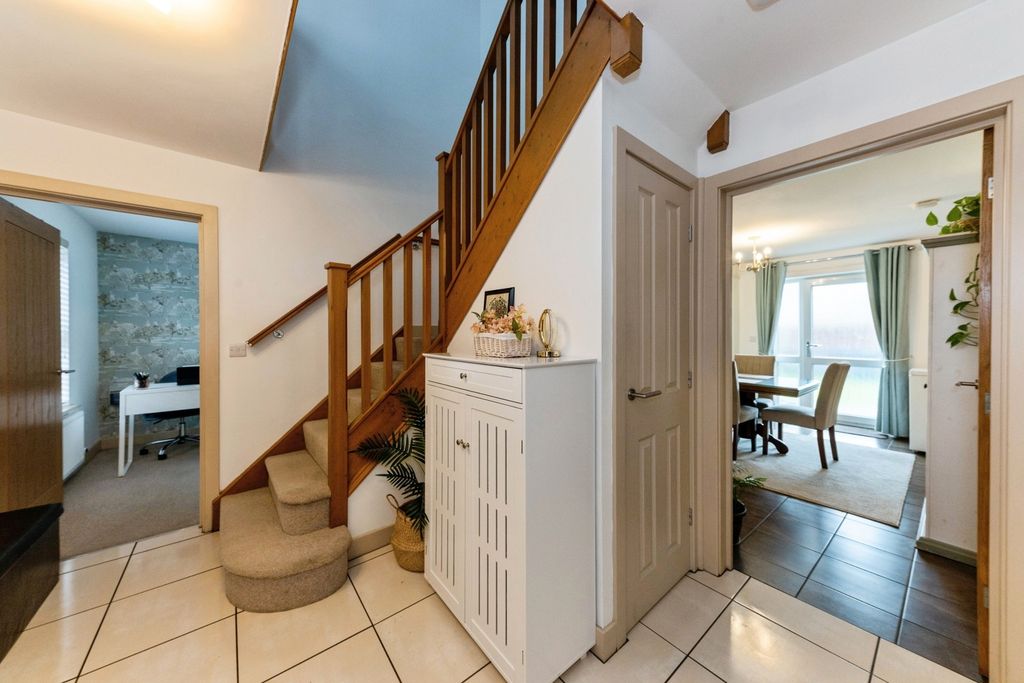 Property photo 2 of 32 Pbox-Img.Jpg