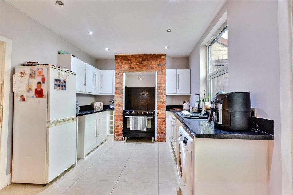 Property photo 3 of 12 Kitchen/Diner
