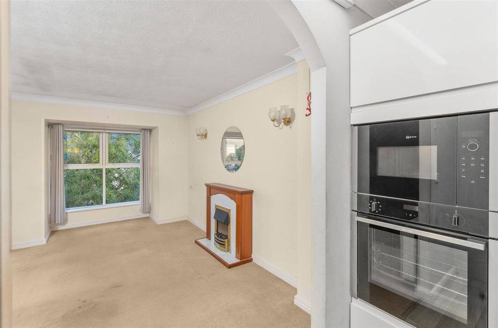 Property photo 3 of 17 39 Chamberlaine Court, Banbury-11.Jpg