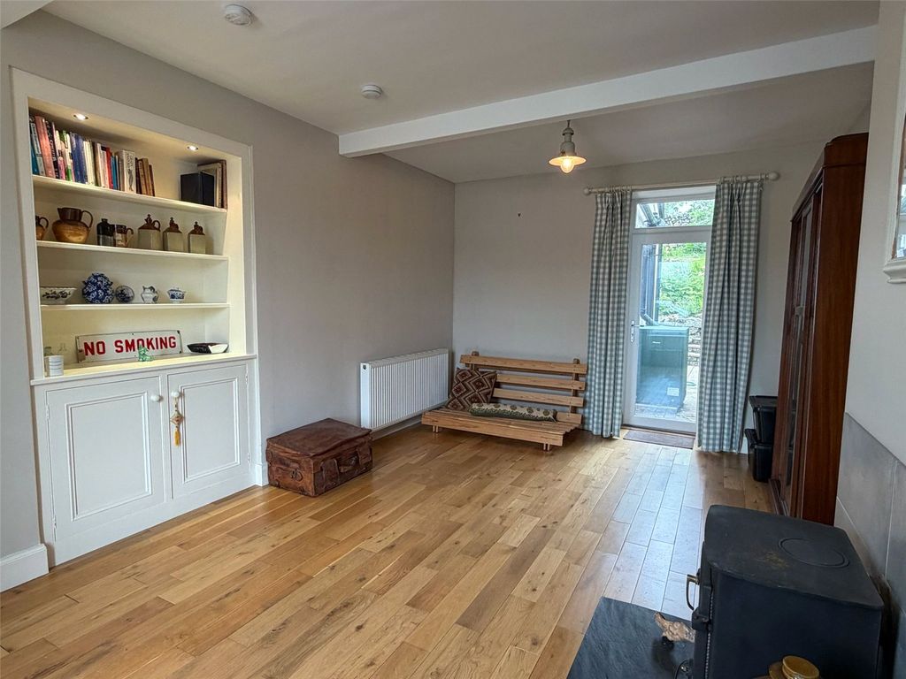 Property photo 3 of 21 Lounge 2