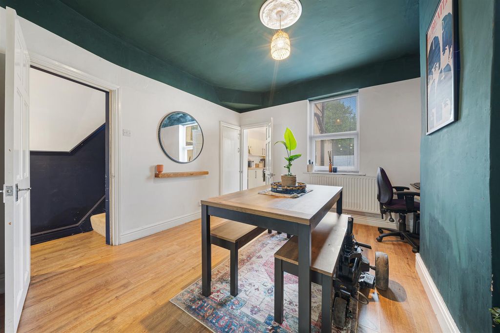 Property photo 3 of 25 18 Cyprus Street-21.Jpg