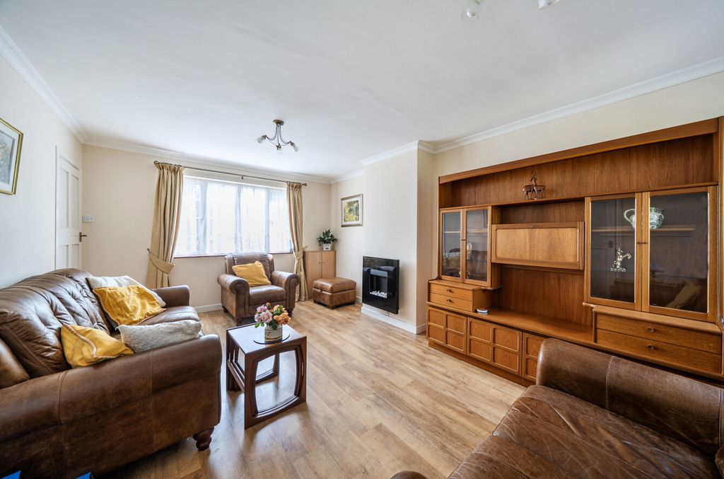 Property photo 2 of 12 1465817-10-6A0Ef7...