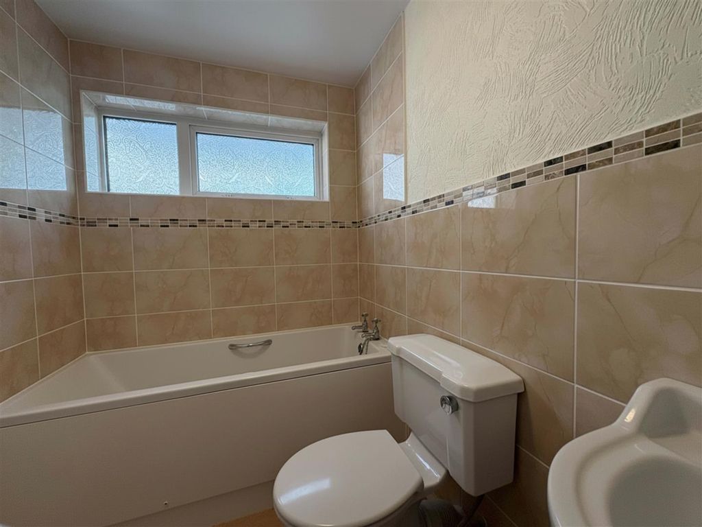 Property photo 3 of 8 Bathroom Deepdale.Png