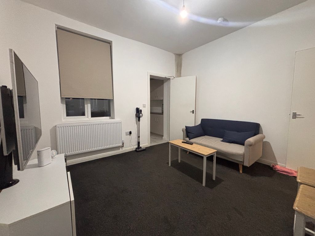 Property photo 3 of 7 Communal Lounge