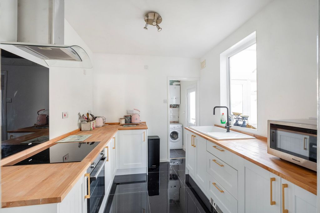 Property photo 2 of 21