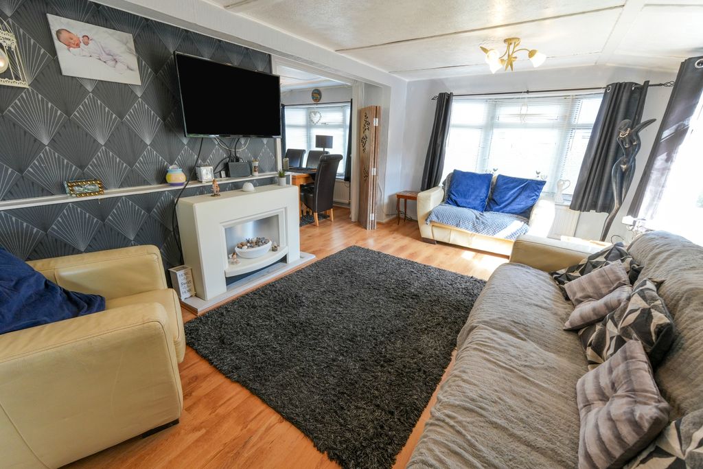 Property photo 2 of 19 Lounge