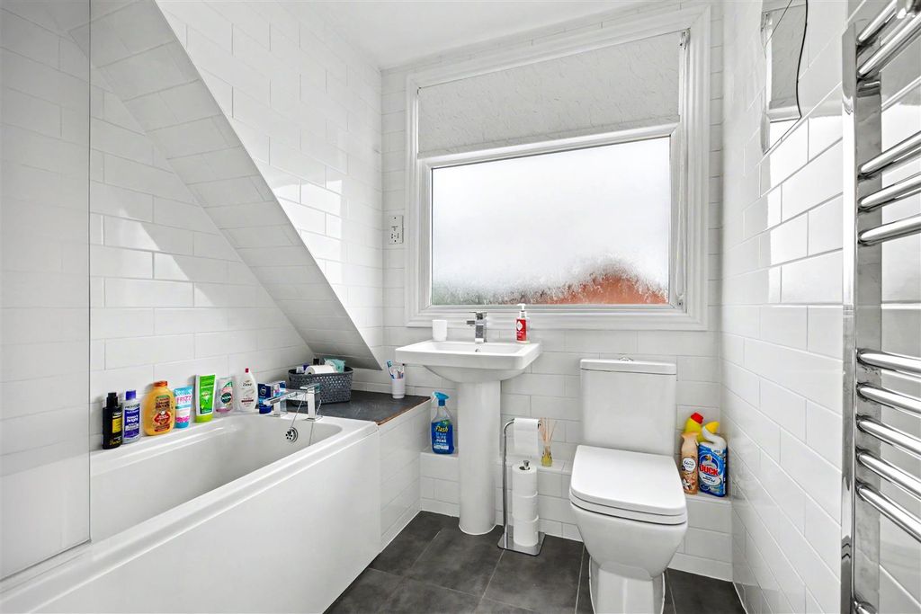 Property photo 3 of 15 Bathroom.Jpeg