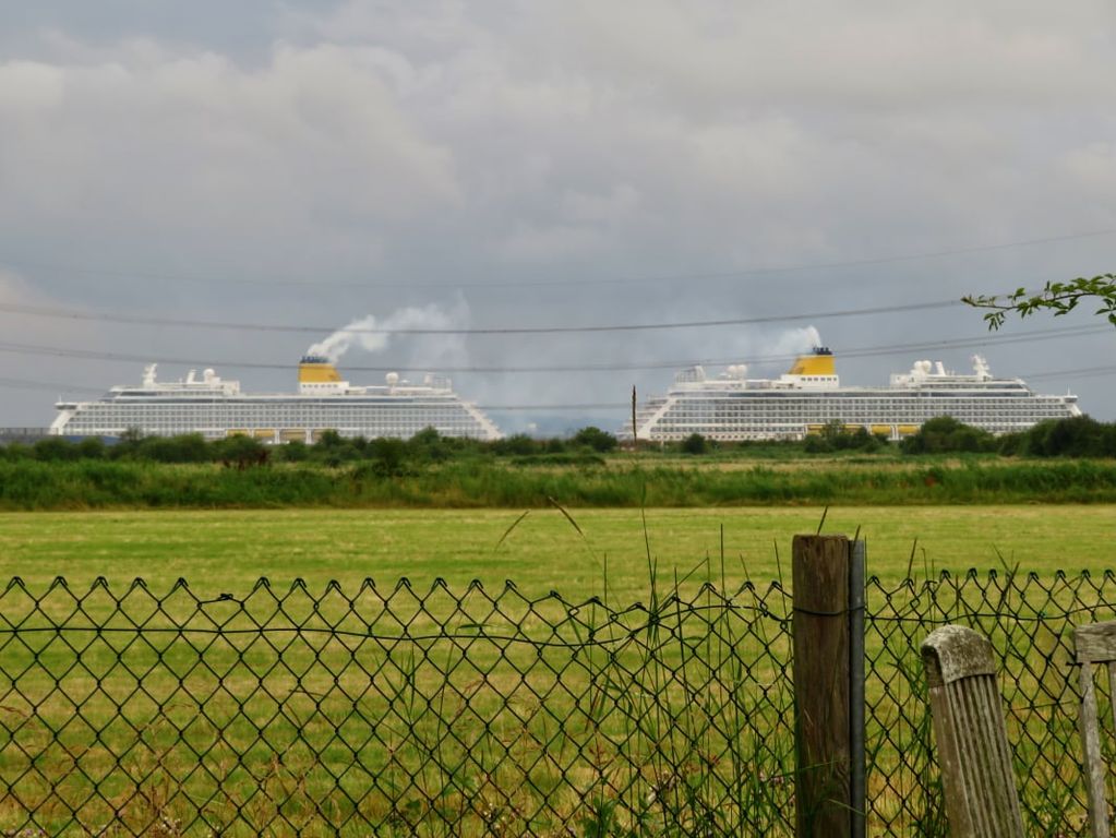 Property photo 2 of 27