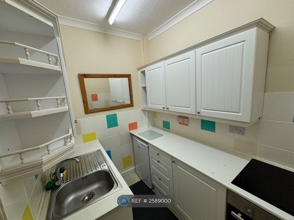Property photo 3 of 10 Kitchen