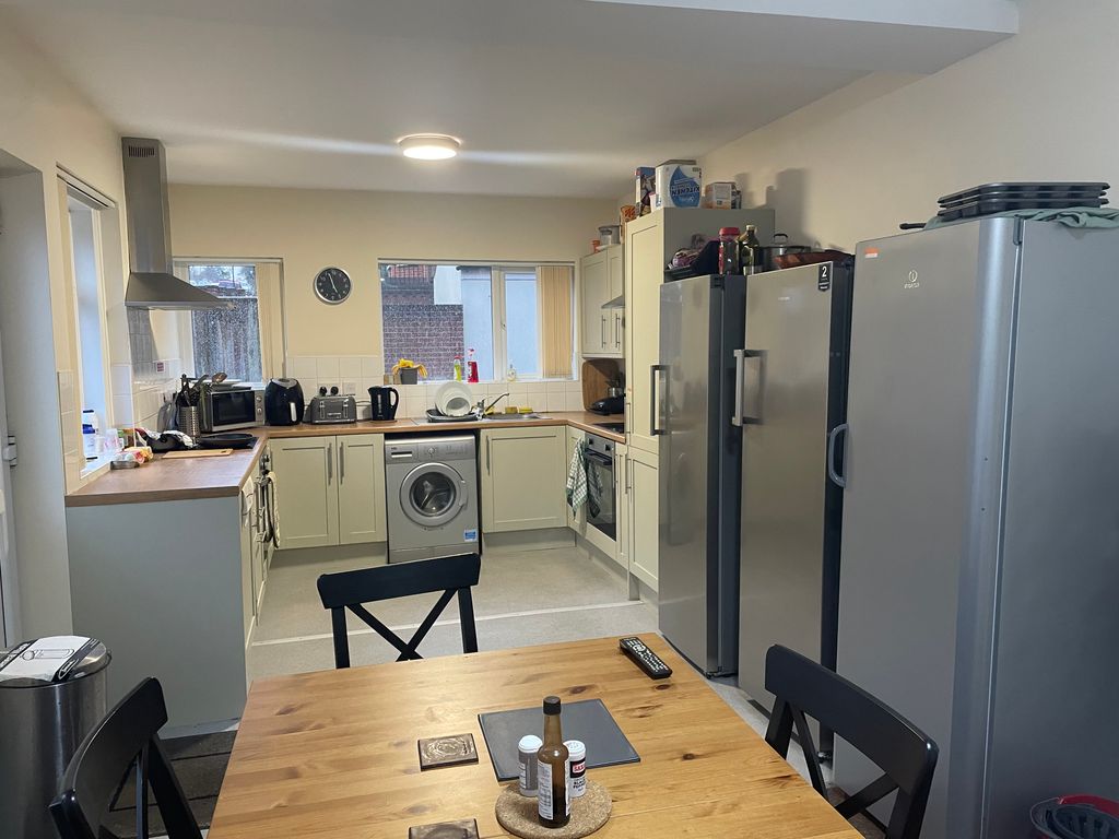 Property photo 2 of 5 Kitchen 2Stalbans