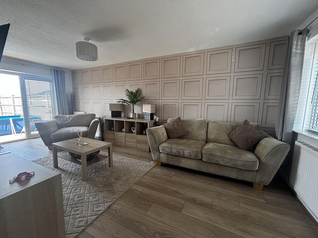 Property photo 3 of 18 Living Room