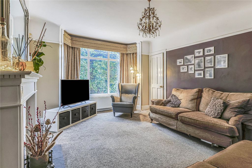 Property photo 3 of 20 Lounge