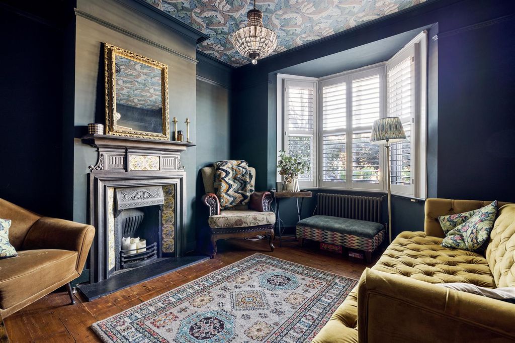Property photo 3 of 44 Violet Road, E18