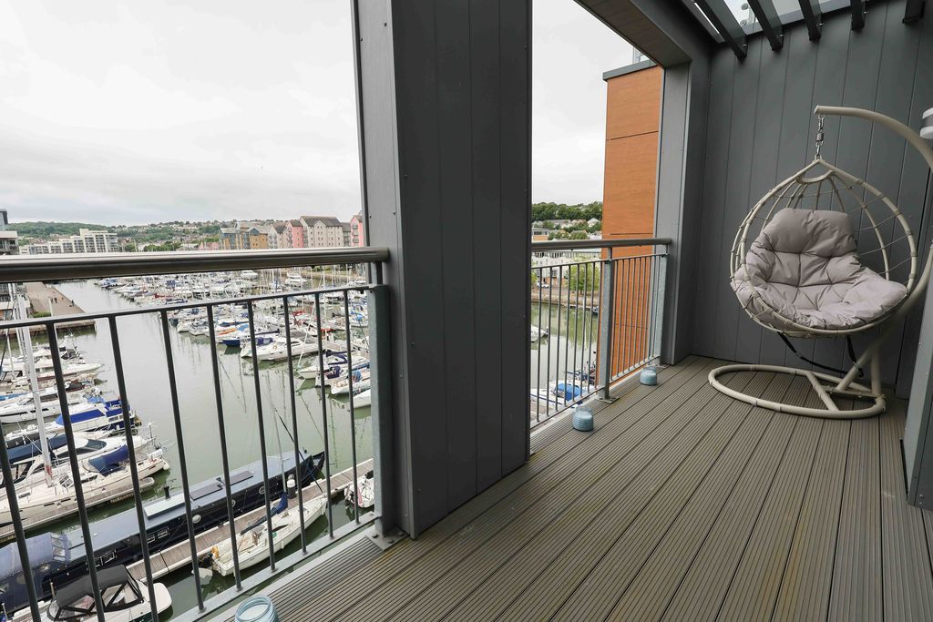 Property photo 3 of 14 Balcony