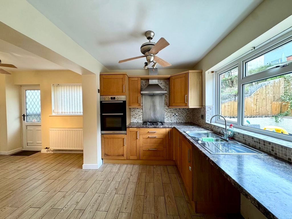 Property photo 2 of 30 106De36c-B7Bd-4B61-Ae7c-84ee91A32F37.Jpeg