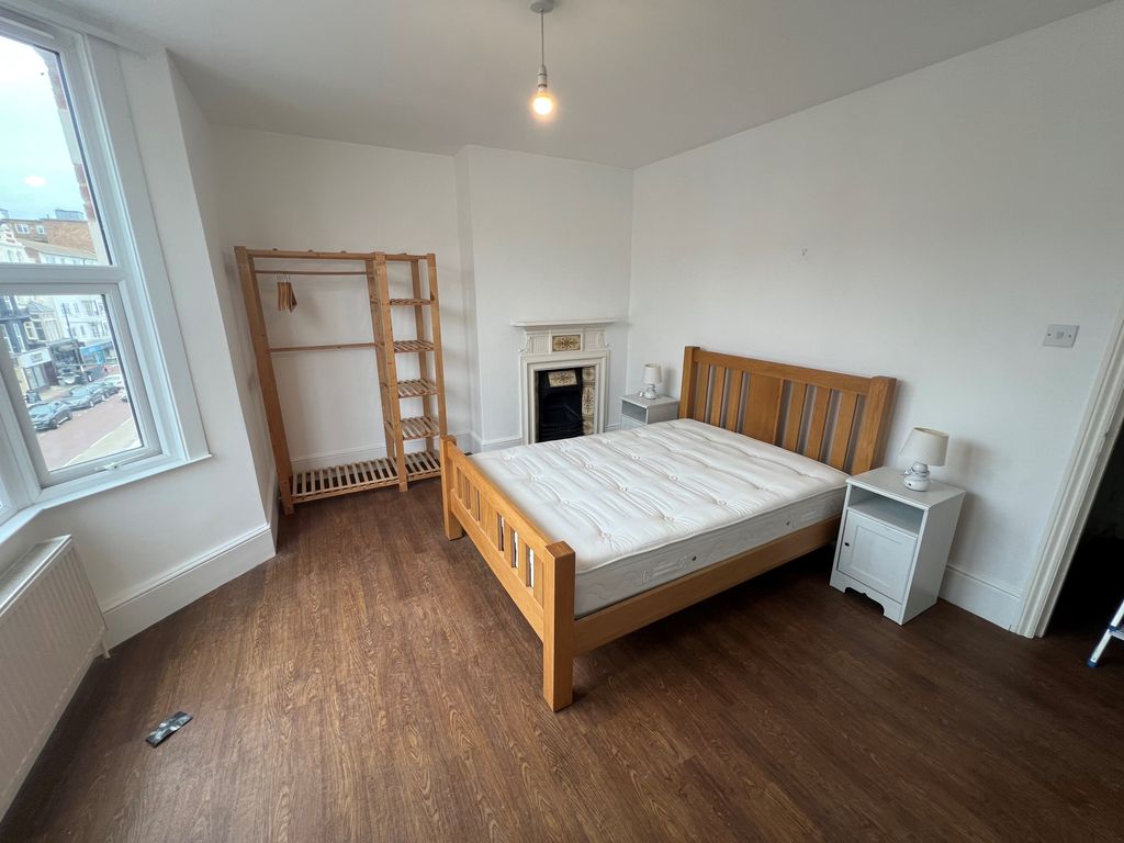 Property photo 3 of 6 Bedroom