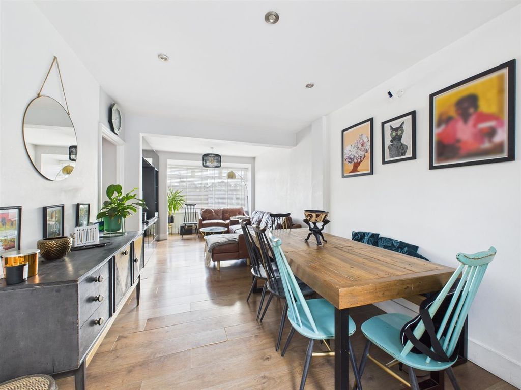 Property photo 3 of 19 Cam02885G0-Pr0501-Still007.Jpg