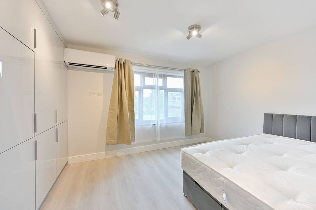 Property photo 2 of 5