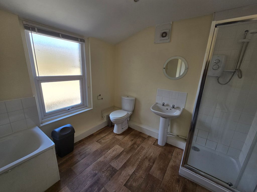 Property photo 3 of 11 Bathroom
