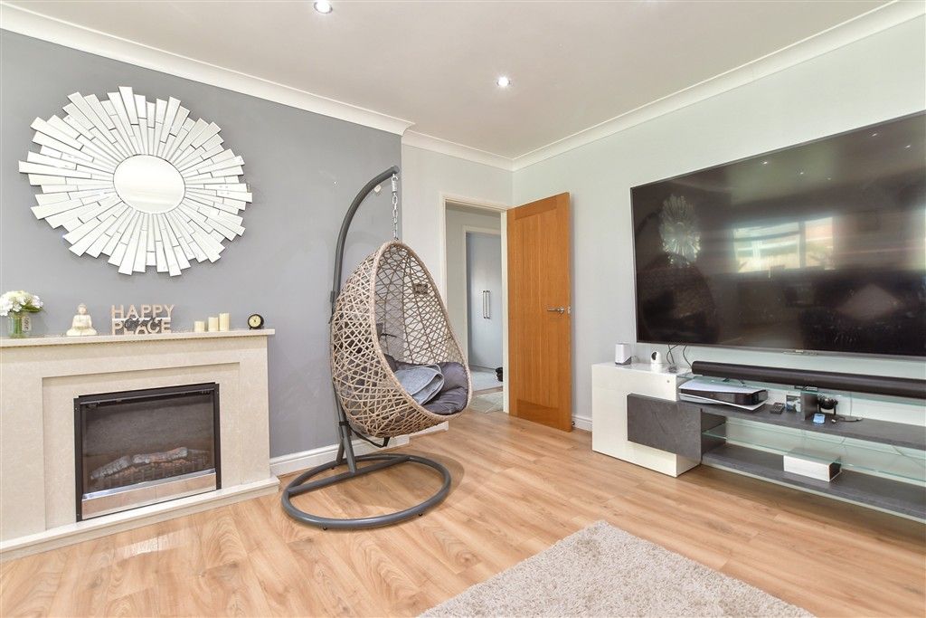 Property photo 3 of 12 Lounge