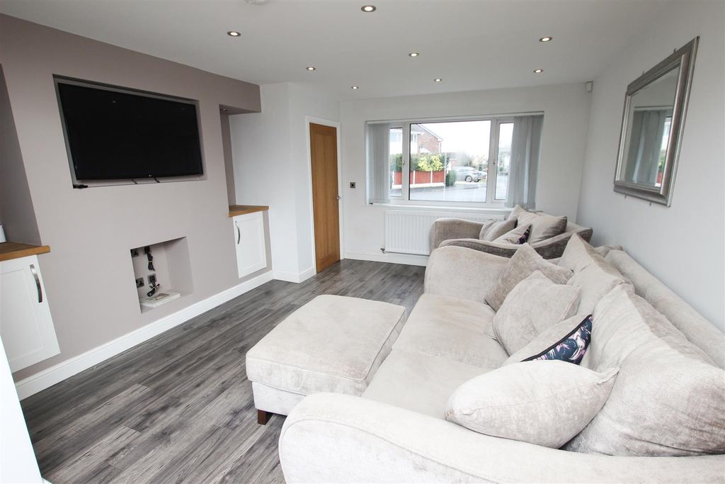 Property photo 2 of 14 Lounge