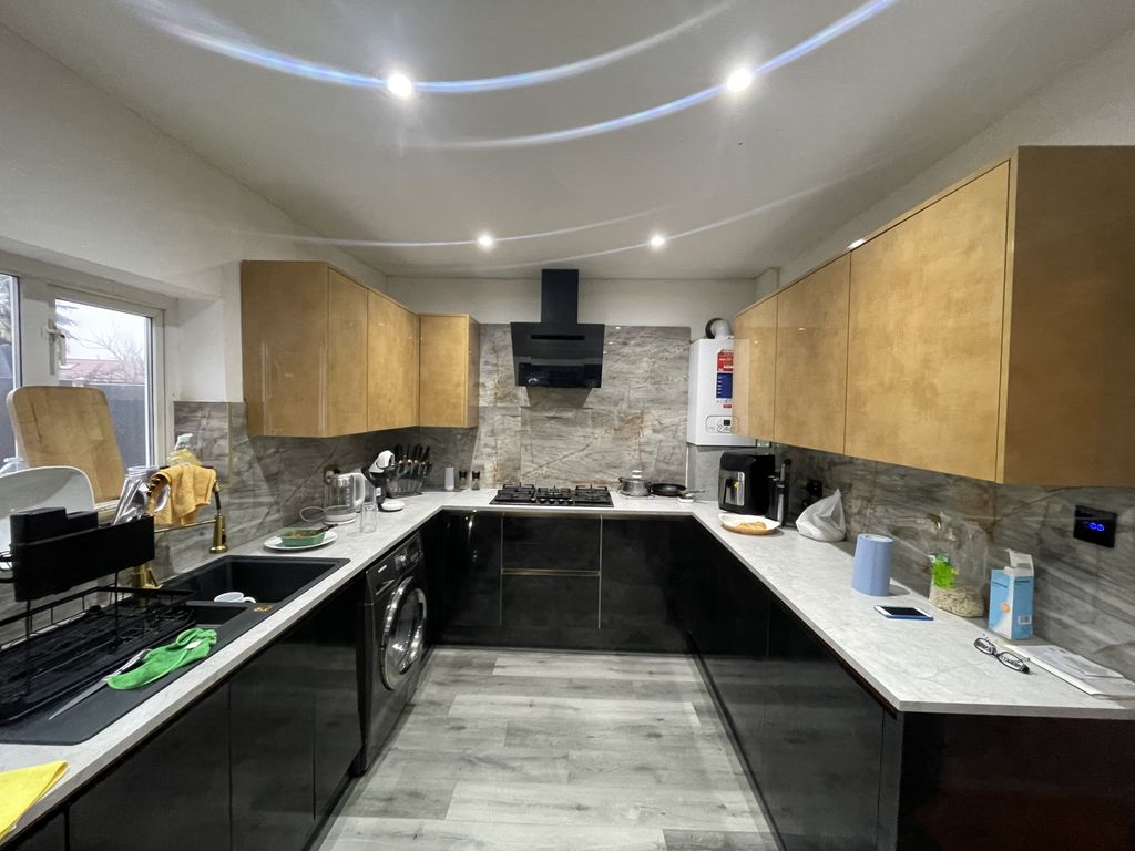 Property photo 3 of 7 Kitchen