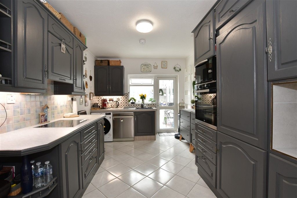 Property photo 3 of 23 Kitchen