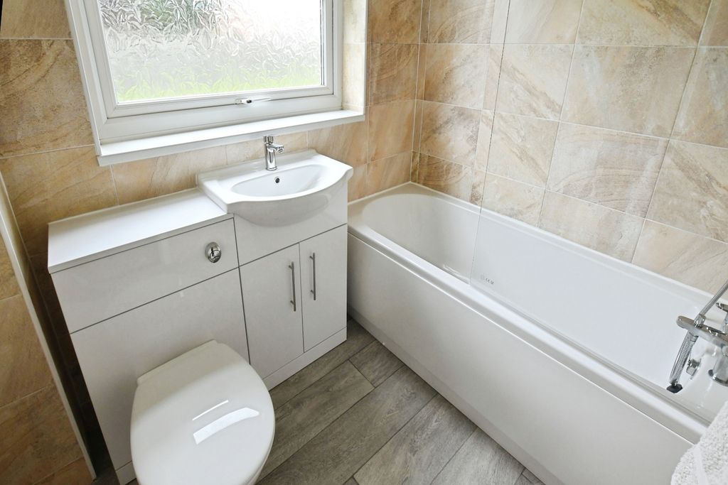 Property photo 3 of 9 Bathroom