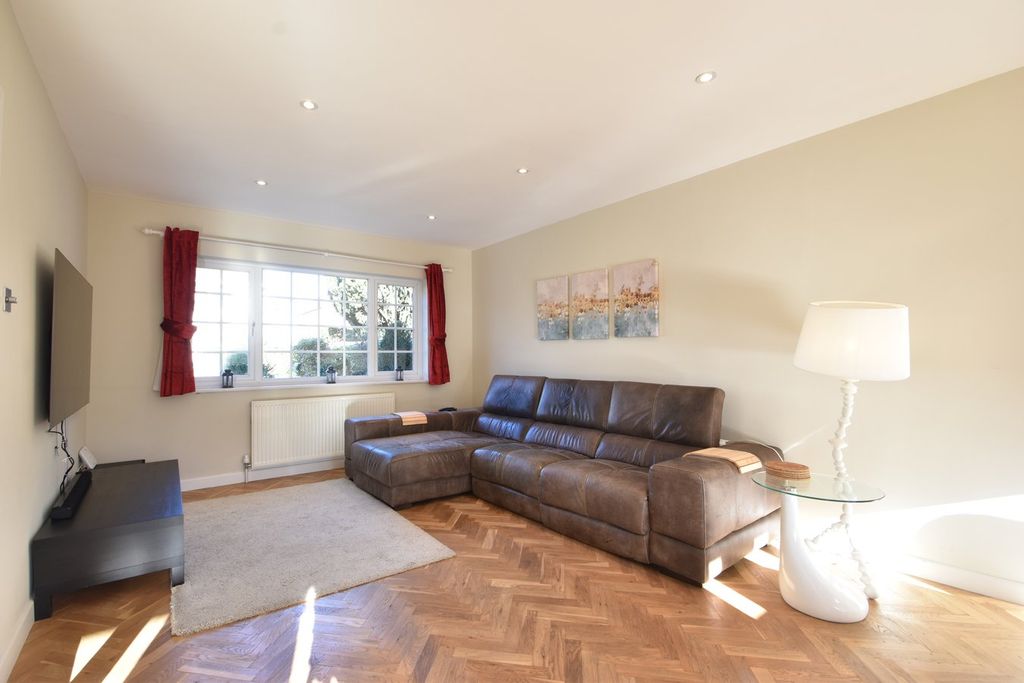 Property photo 3 of 11