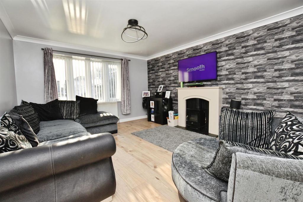 Property photo 3 of 13 Lounge