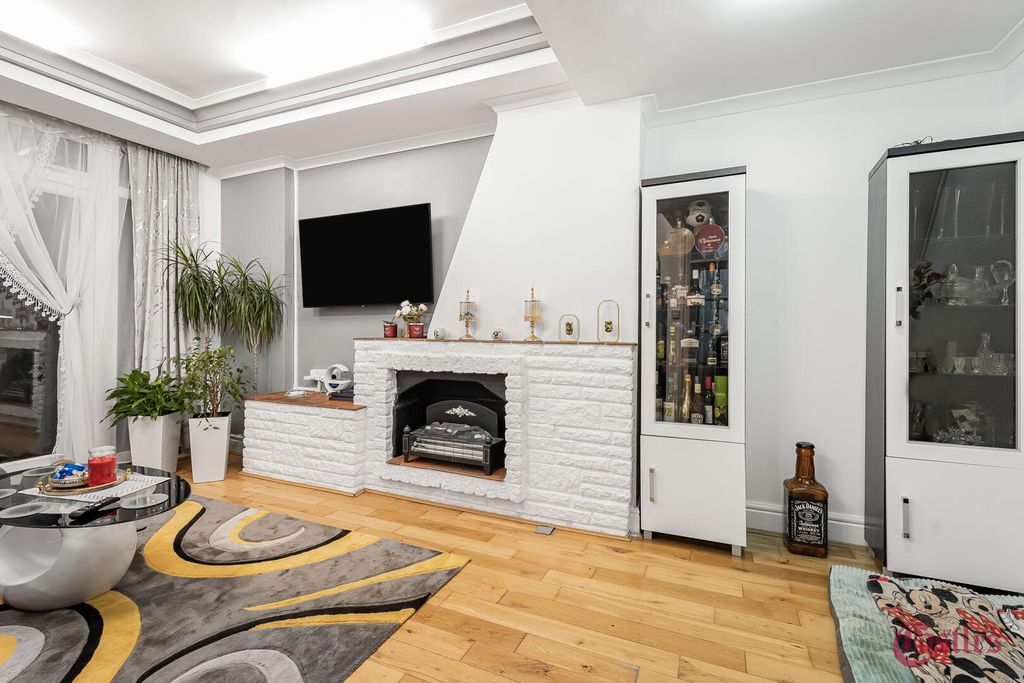 Property photo 3 of 30 Living Room