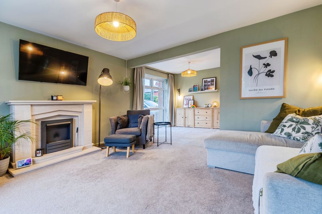 Property photo 2 of 19 Lounge/Family/Games