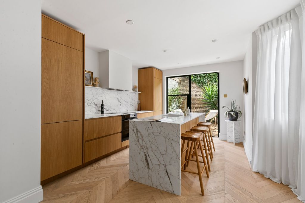 Property photo 3 of 12 Kitchen