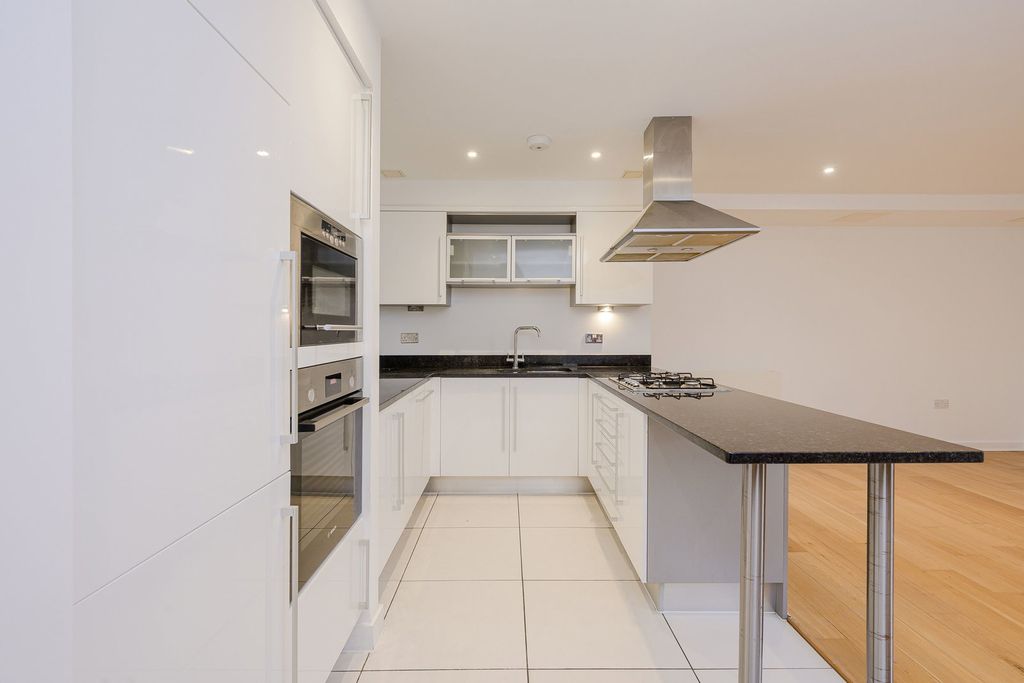 Property photo 2 of 32