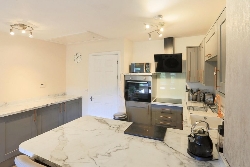 Property photo 3 of 11 Kitchen