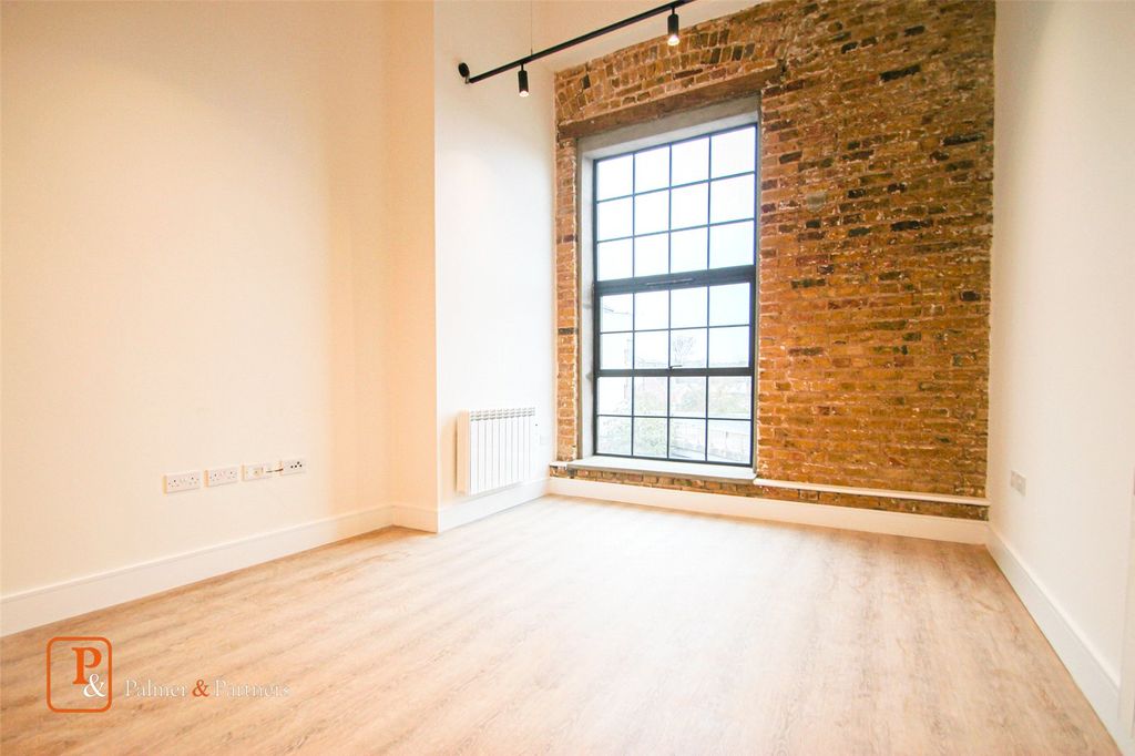Property photo 3 of 15 Living Space