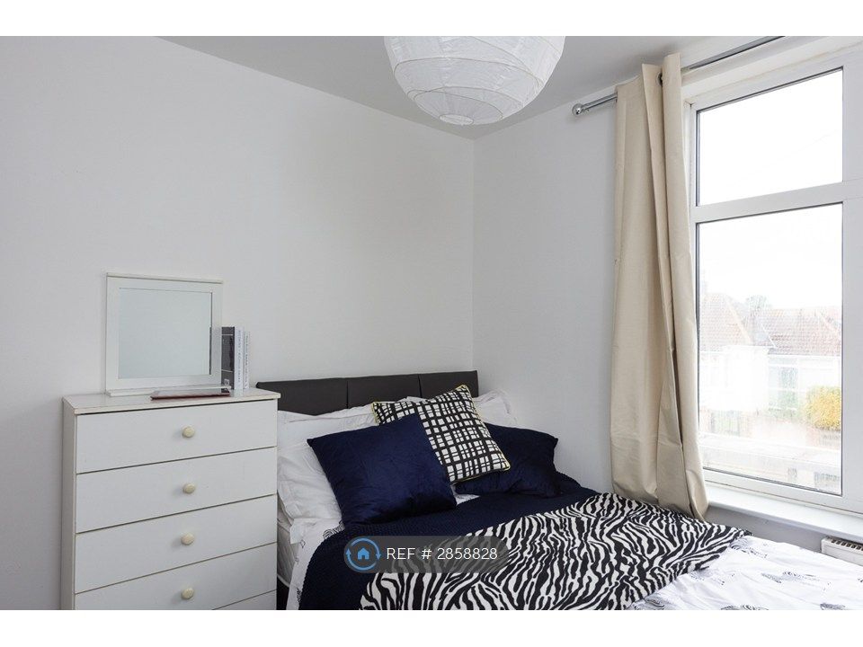Property photo 2 of 10 Room 4 - Available