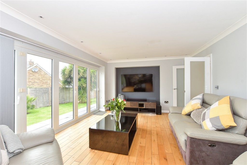 Property photo 1 of 15 Lounge